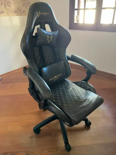 Cadeira Gamer Husky Gaming Preta com Dourado - Com Apoio para Pés e Almofadas - Excelente