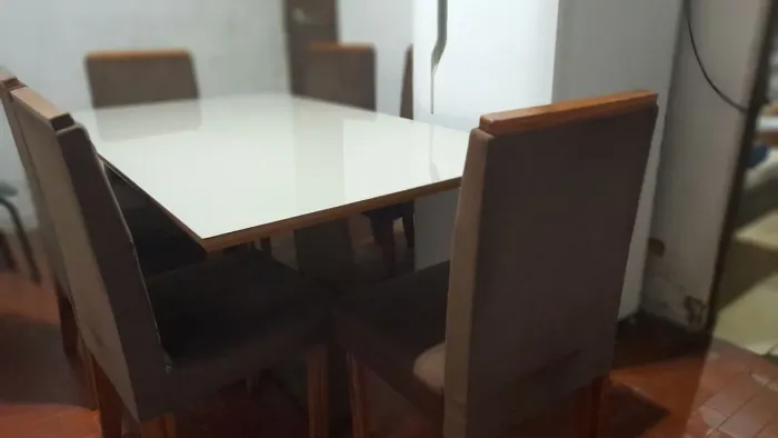 Conjunto Sala de Jantar, tampo de vidro, 6 cadeiras em tecido suede imperial. 