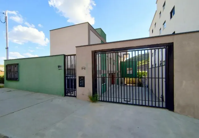 Excelente casa á venda no bairro Summer Ville em Poços de Caldas MG.