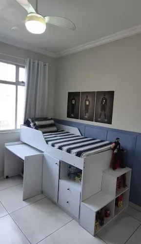 Cama alta multiuso com mesa de estudos em MDF