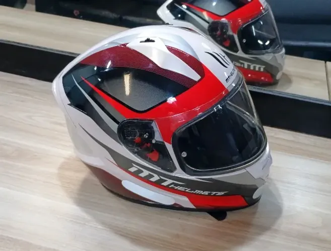 Capacete Mt Stinger em ótimo estado de conservação