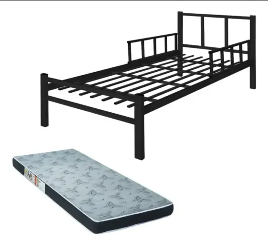 Cama com colchão e braços de aço em perfeito estado 