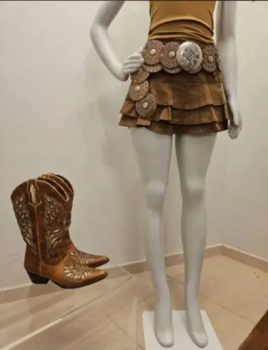 bota cowboy couro marrom com bordado dourados