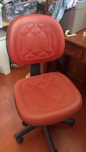 Cadeira de escritório ajustável e com rodinhas, 300,00.