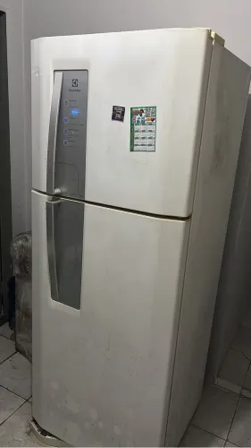 Geladeira duplex em bom estado de conservação, precisa de conserto.