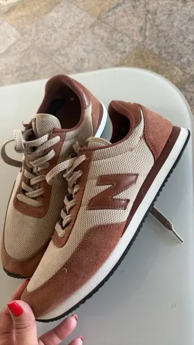 Tênis NB