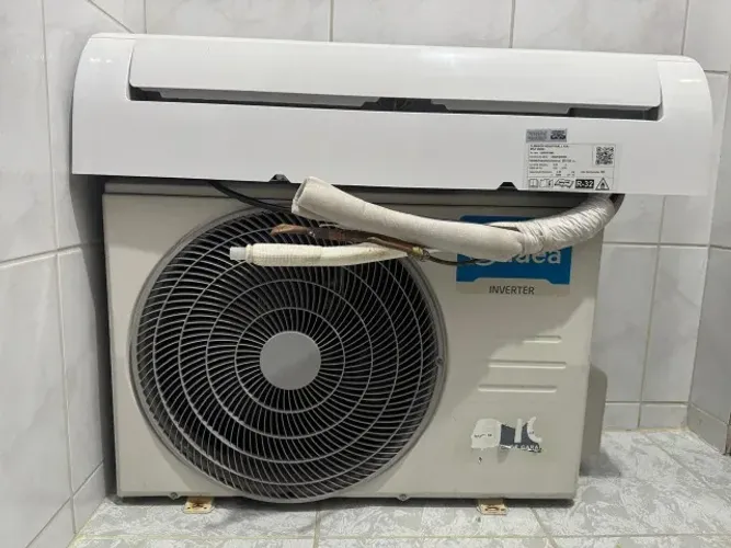 Split 12.000 BTUs Midea Inverter WiFi. 
