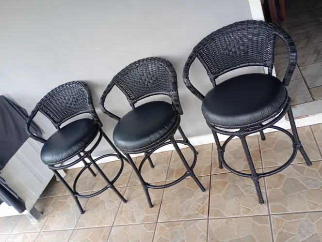 Três banquetas vime giratória baixa