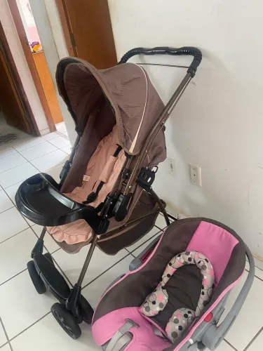 Carrinho de bebê e bebê conforto