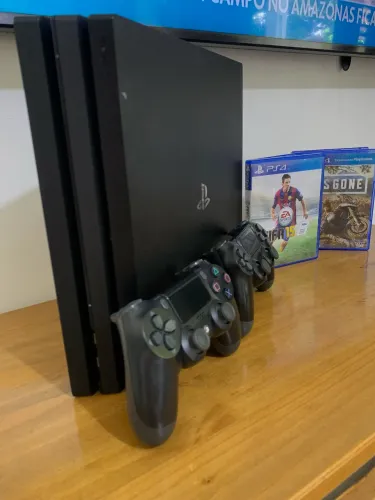 PS4 PRO 1TB + 2 CONTROLES + 2 JOGOS