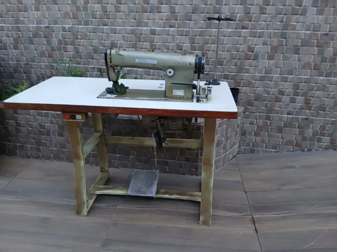 Máquina de costura industrial e overlock