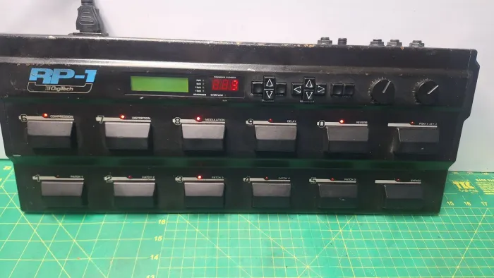 Pedaleira vintage rp1 digitech *leia*