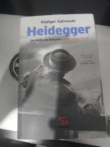 Livro Heidegger " um mestre da Alemanha entre o bem e o mal