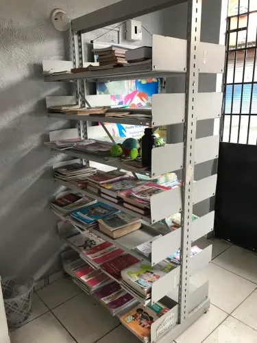 Prateleira de livros 