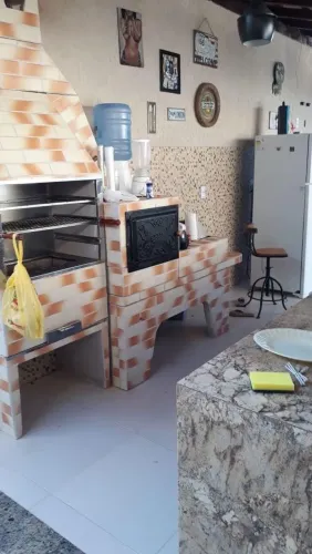 Vendo linda casa com ótima localização.