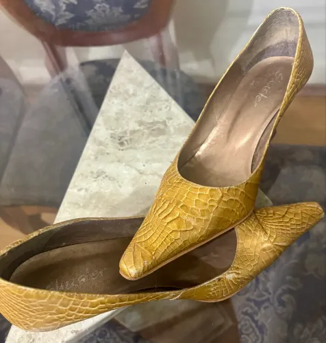 Sapato réplica de couro de jacaré - Cor amarelo