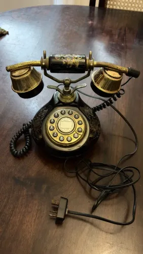 Telefone Vintage de Metal Decorativo
