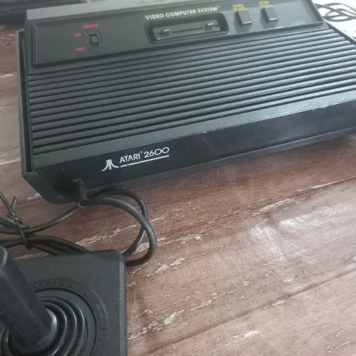 Atari 2600s c/2 Joystick, c/AV Mode e On/Off seguro.