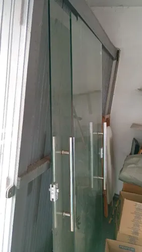 Vende-se duas porta de vidro