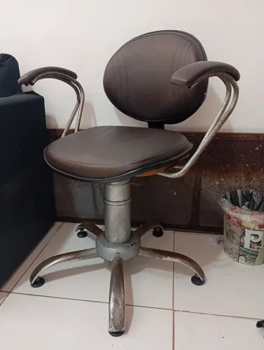 Cadeiras e lavatório