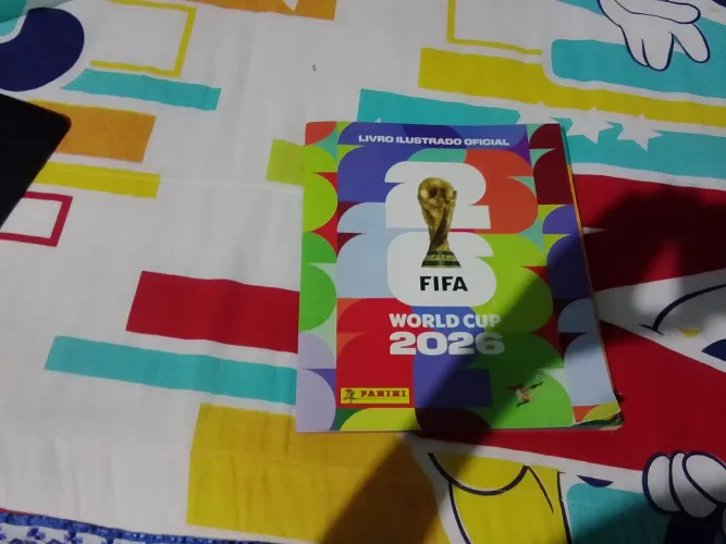 Álbum de figurinhas que já vem com algumas figurinhas e tem a do Cristiano ronaldo