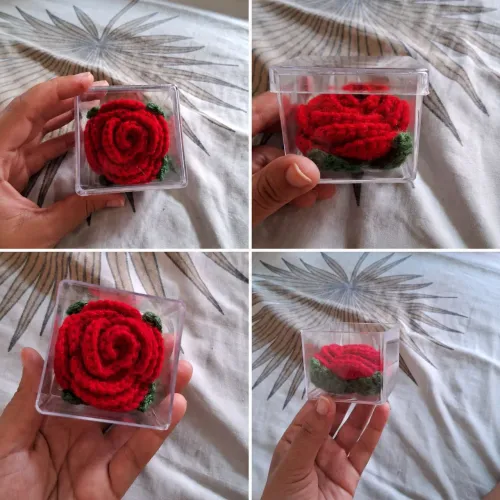 LEMBRANCINHA - ROSA DE CROCHE - CAIXA ACRÍLICO - CAIXINHA DE LEMBRANÇA