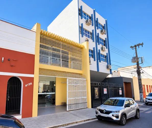 Casa comercial com salão, suíte e quintal amplo no Centro Norte