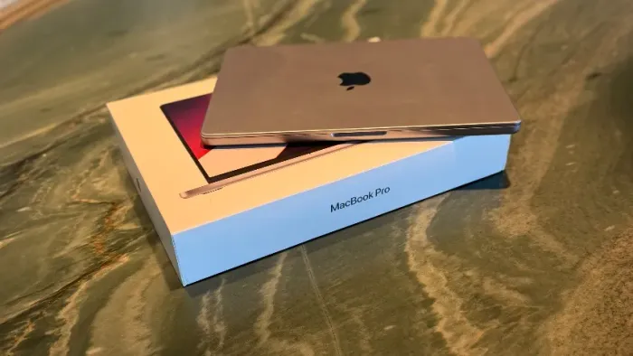 MacBook Pro - M1 Pro - 16gb RAM - 512 SSD