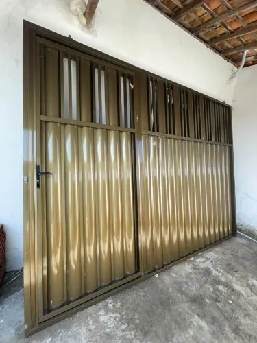 Portão grande de alumínio dourado