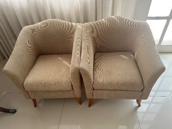 Conjunto de duas poltronas, cor bege, em excelente estado. R$ 2.000,00