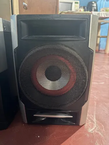 2 caixa de som Philips conecta no celular pelo cabo tem batida e é alto