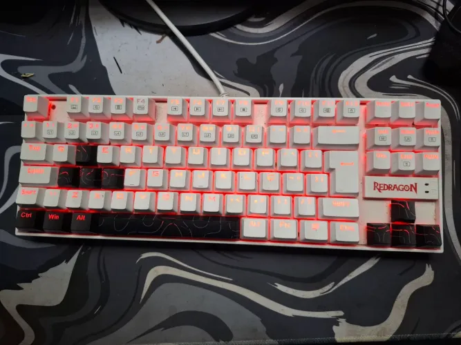 teclado redragon kumara com swit azul e marrom