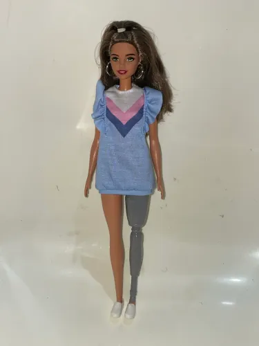 Boneca Barbie fashionistas perna mecânica