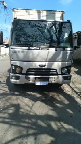 Caminhão baú prata