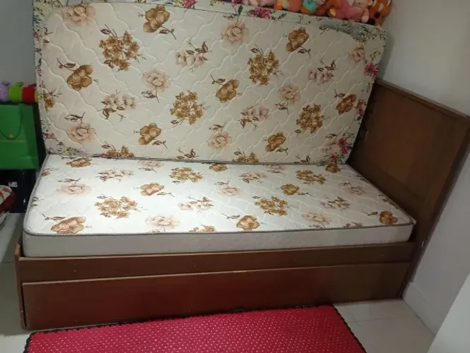 Cama de solteiro + 2 colchões 