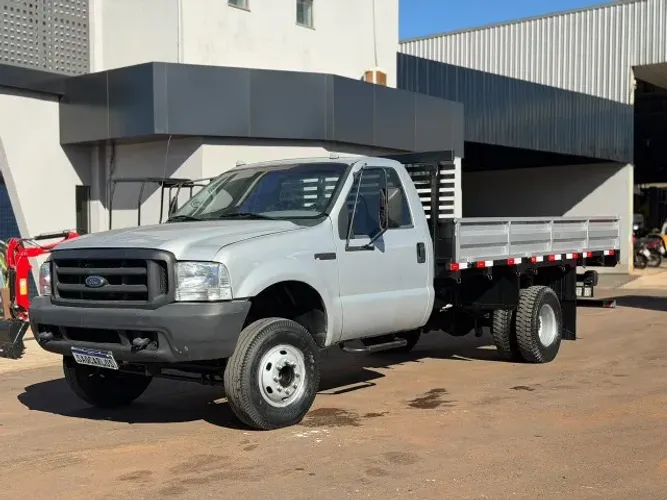 Ford f4000 | motor cummins | tapeçaria nova | carroceria em Ótimo estado