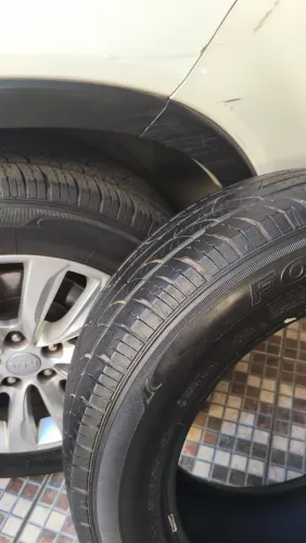 Pneus 235/60 R18 em excelente estado.