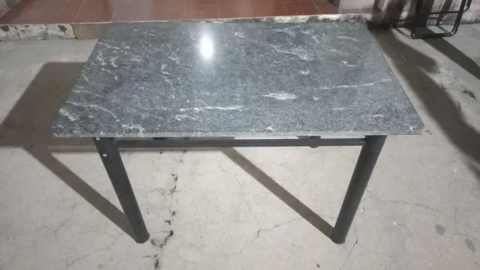 Mesa sem cadeiras