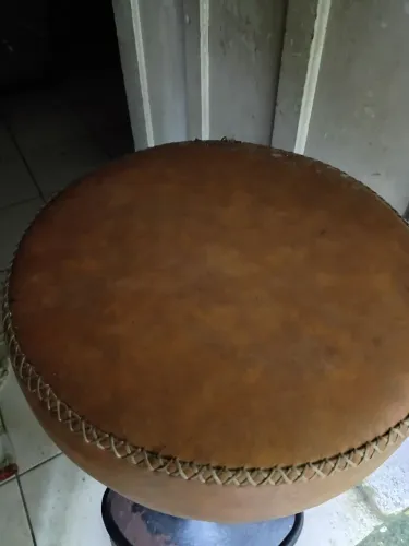 Banqueta com estofado em couro,e um simulador de passadas