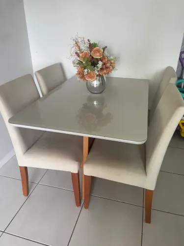 Mesa com 4 cadeiras