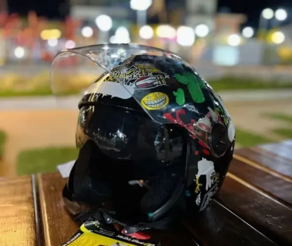 CAPACETE COM ÓCULOS INTERNO 