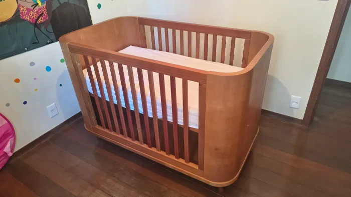 Berço de Madeira com Design Arredondado | Moderno e Premium