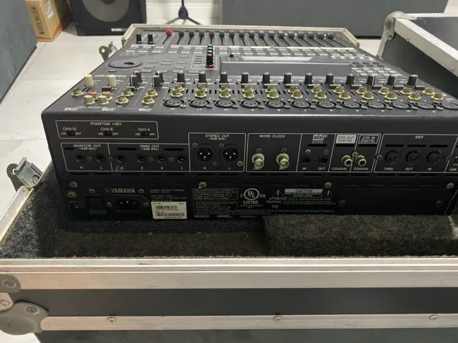 Mesa de Som Yamaha 01V i + Case e ADA