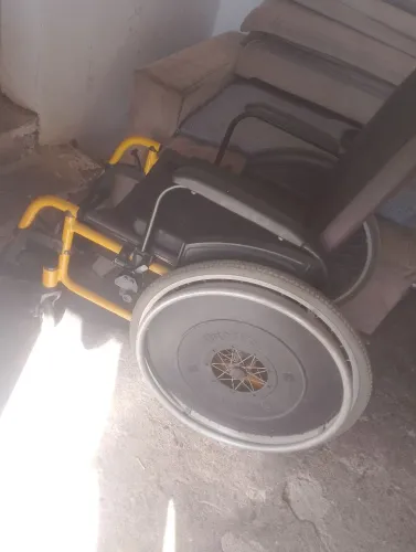 Cadeira de roda semi nova grande