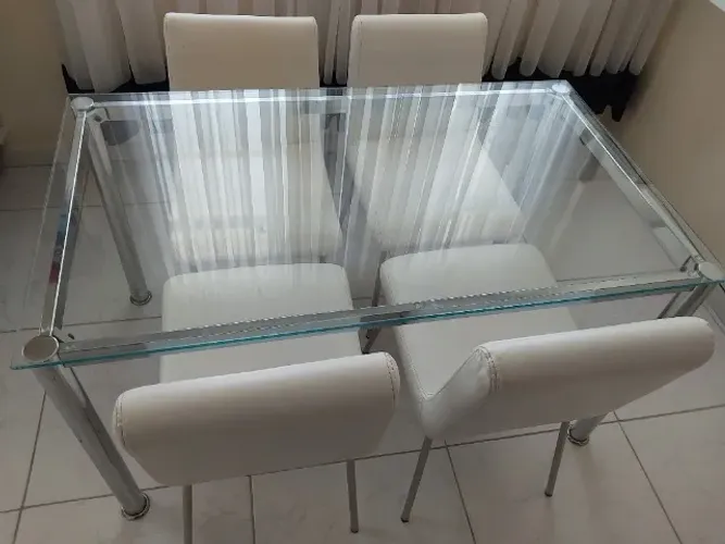 Kit 4 cadeiras revestida em couro e estrutura inox