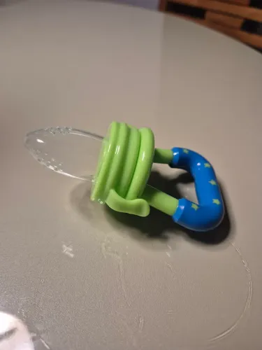 Porta Frutinha Chupeta De Alimentação Silicone Bebê Infantil Cor Verde e Azul Buba