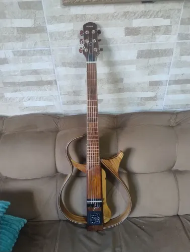 Violão vazando luthier regulado com cordas de náilon