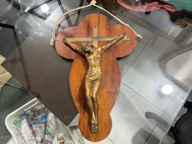 Crucifixo de Parede Antigo com Cristo em Gesso