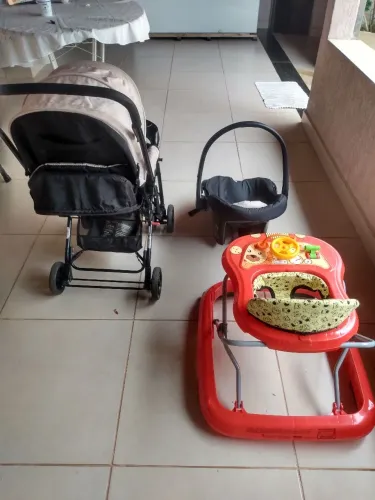 Vendo carrinho de bebê com bebê conforto e andador 