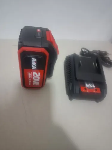 Bateria e carregador aika 2amp. Novo
